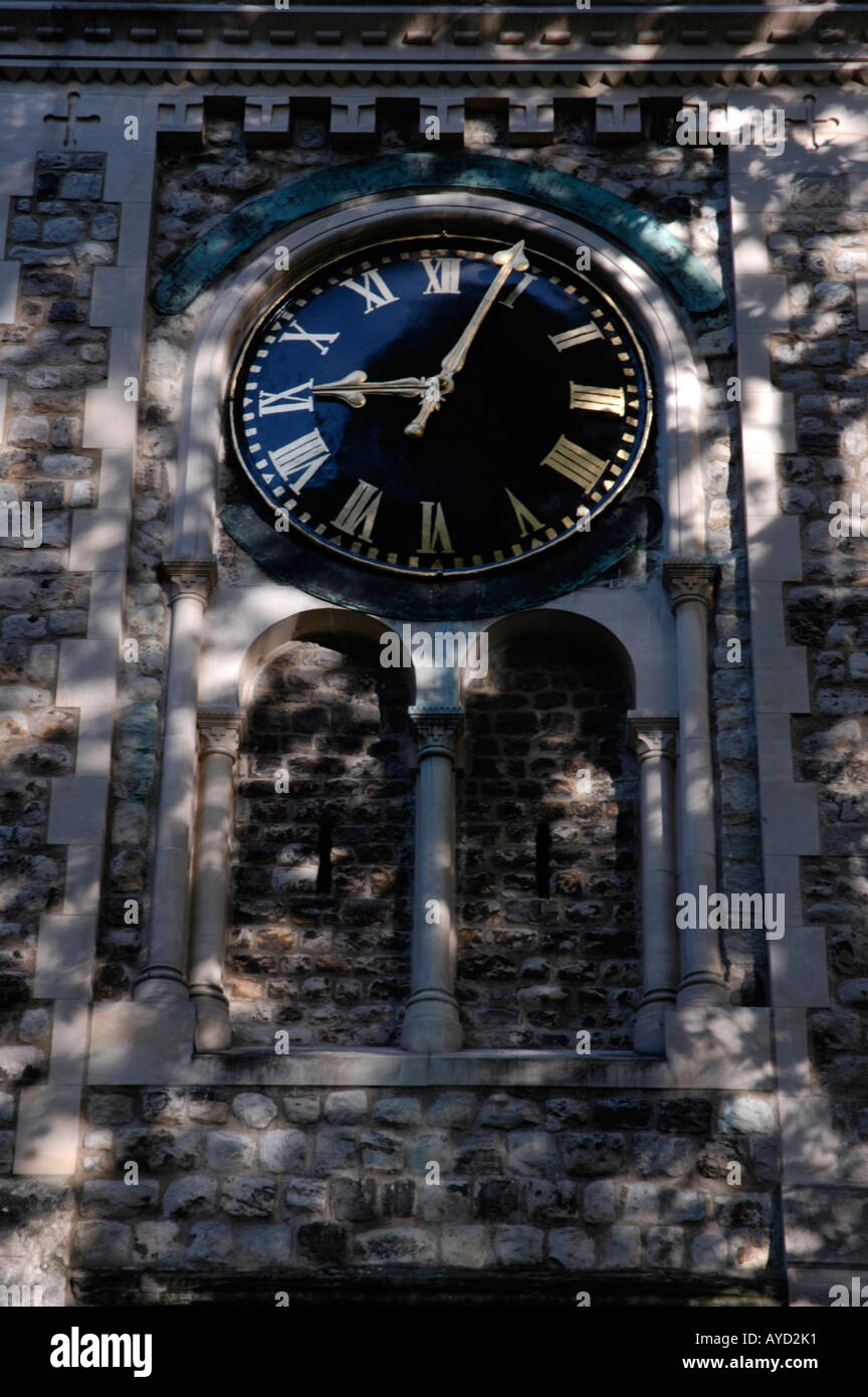 Close up di clock sul vecchio St Pancras torre della chiesa di St Pancras modo Camden London REGNO UNITO Foto Stock