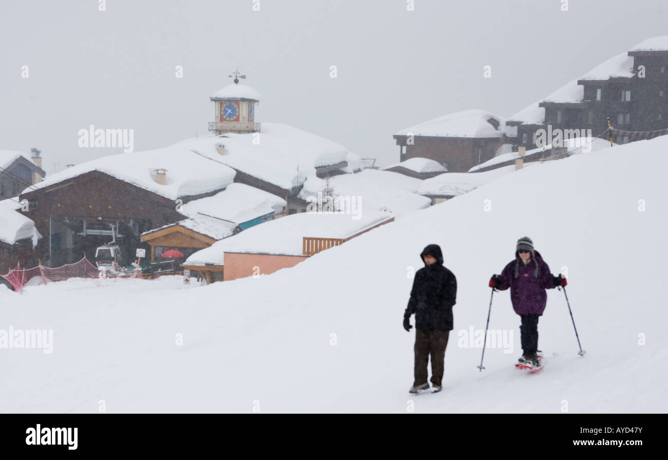 Paio di sci a La Plagne costruiti allo scopo Ski Resort sulle Alpi francesi in Europa Foto Stock