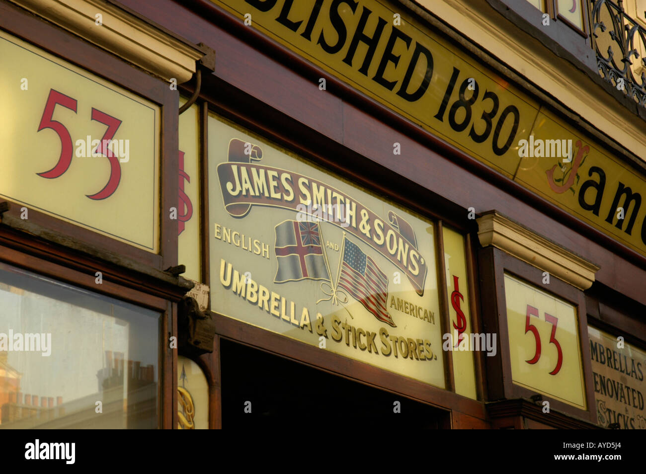 In prossimità della parte esterna di James Smith and Sons tradizionale ombrellone e stick shop in New Oxford Street a Londra, Inghilterra, Regno Unito, 2006 Foto Stock