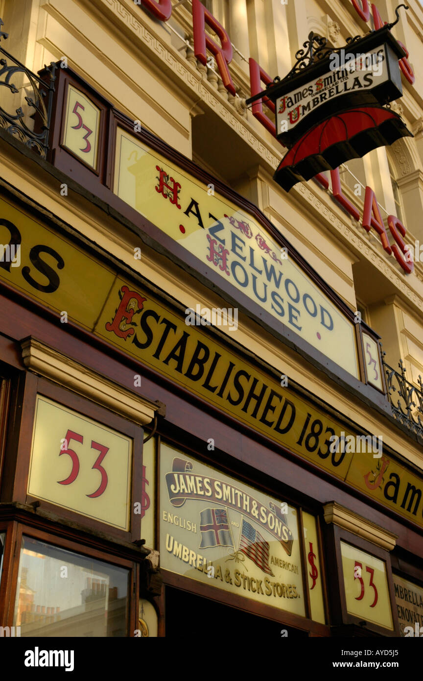In prossimità della parte esterna di James Smith and Sons tradizionale ombrellone e stick shop in New Oxford Street London Foto Stock