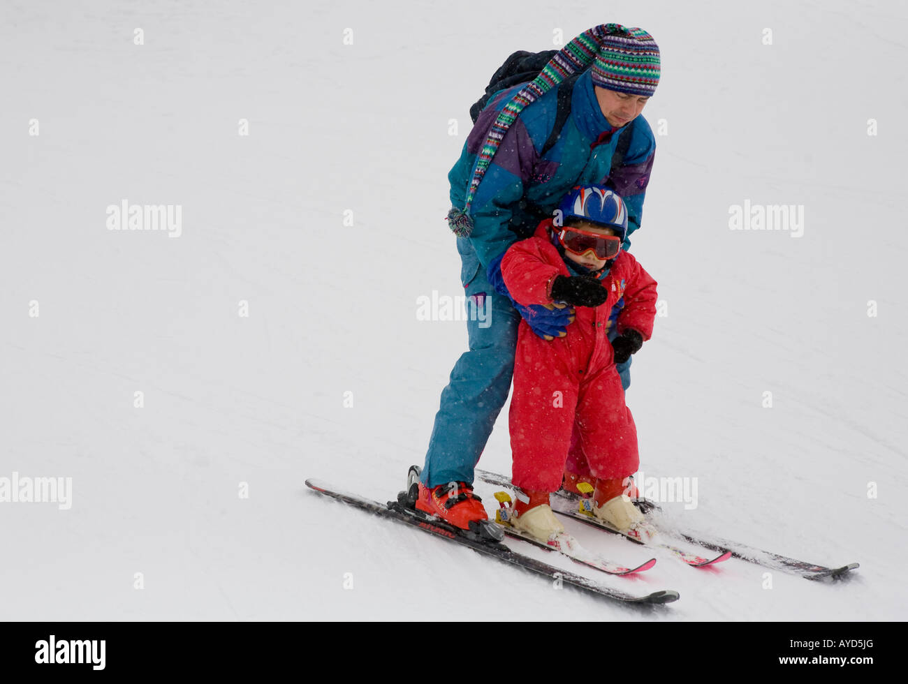 Uomo Bambino di insegnamento allo sci La Plagne costruiti allo scopo Ski Resort sulle Alpi francesi in Europa Foto Stock