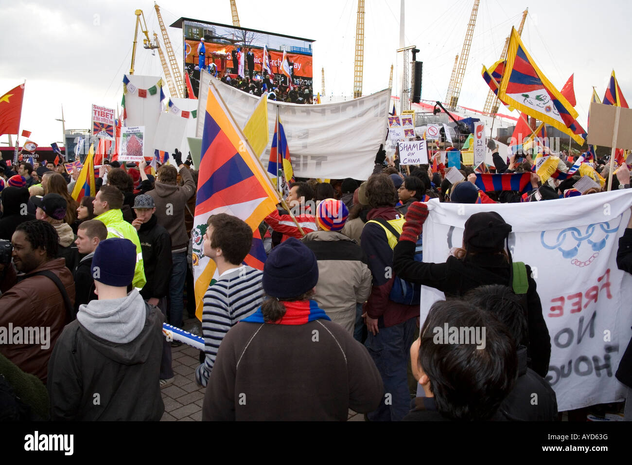La libertà del Tibet sostenitori per protestare contro le Olimpiadi di Pechino (2008) torcia sfilano a Londra il 6 aprile 2008. Foto Stock
