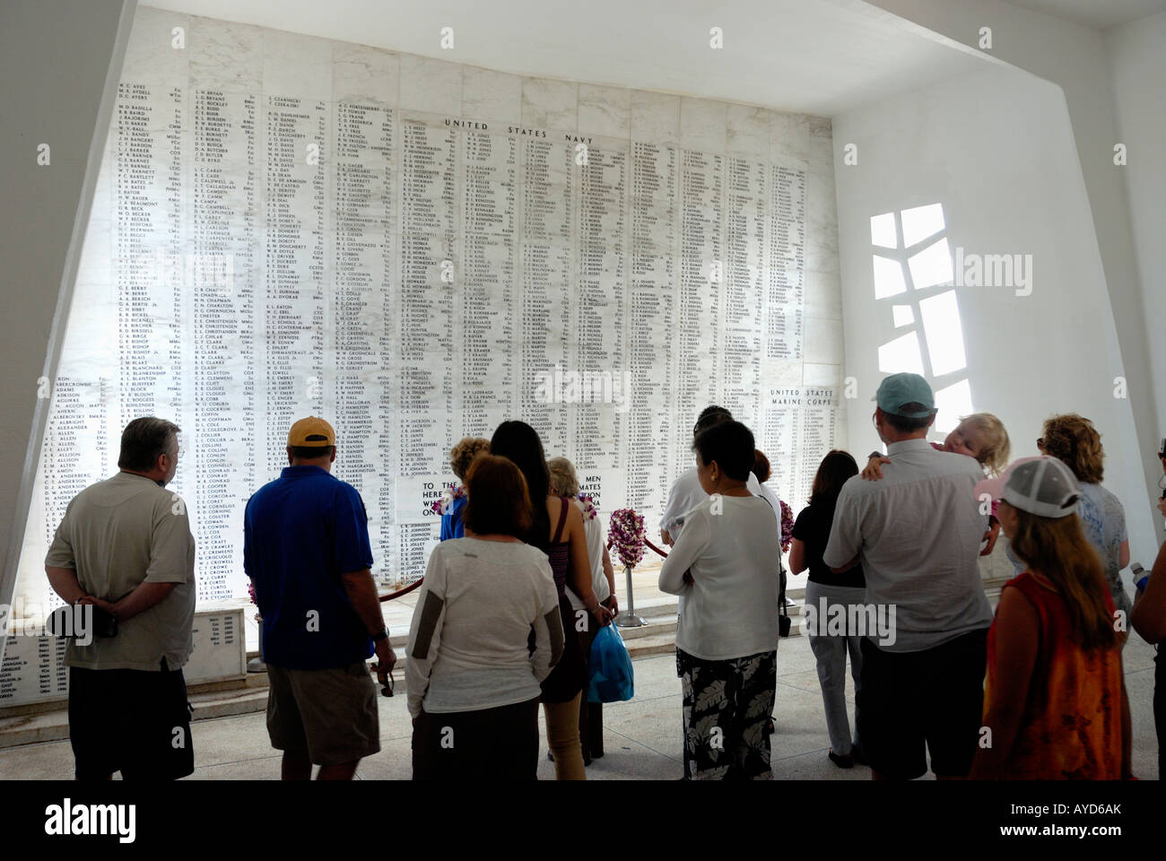 Visitatori rendono omaggio alla USS Arizona Memorial Santuario camera presso Pearl Harbor sull isola di O'ahu Hawaii Foto Stock