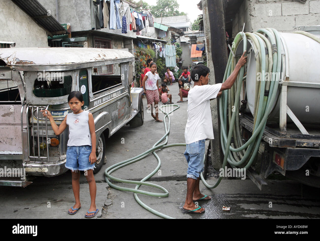 Acqua fresca è venduto da un serbatoio di acqua auto in baraccopoli trimestre Valenzuela, Manila Foto Stock