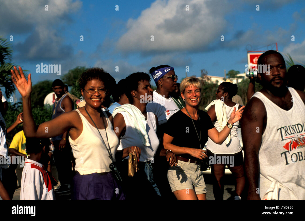 Anguilla il Carnevale la gente ballare in street jouvert Foto Stock