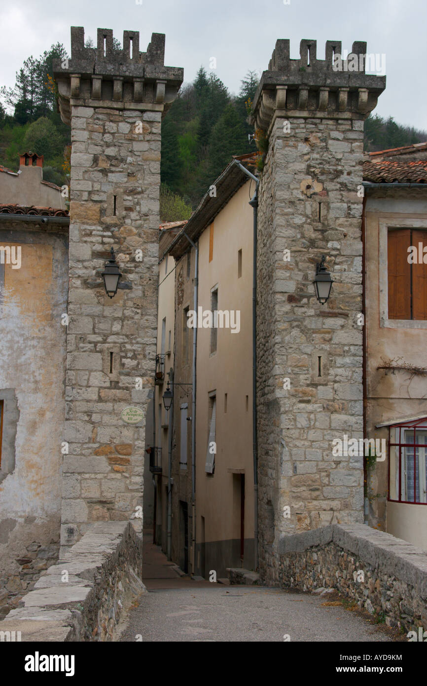 Vecchio gateway francese entrata che conduce al villaggio di Sumène in Gard nel sud della Francia Foto Stock