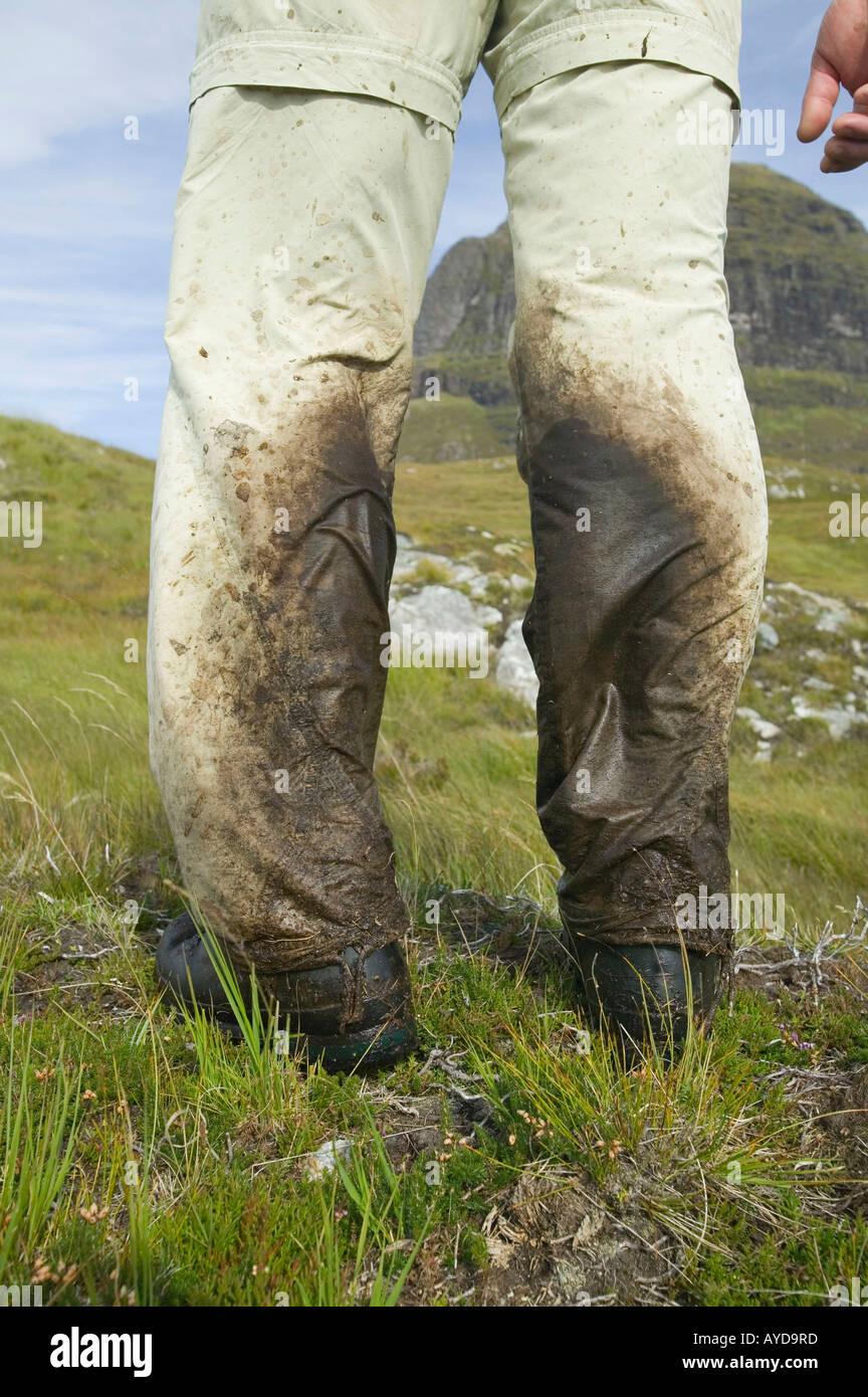 Pantaloni a piedi coperti di fango di torba, Scotland Regno Unito Foto Stock