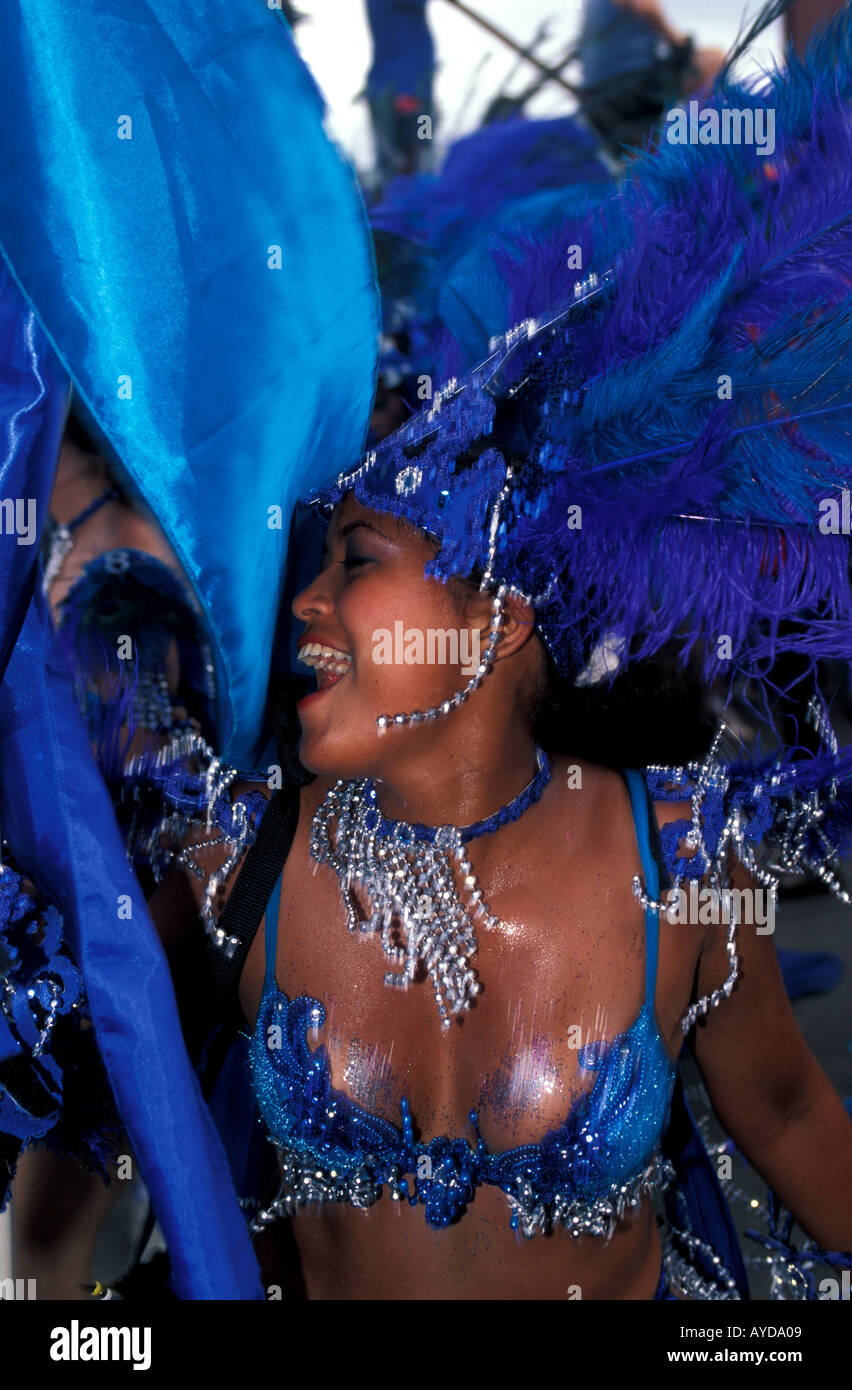 Trinidad Carnival donna in un colorato costume blu Foto Stock