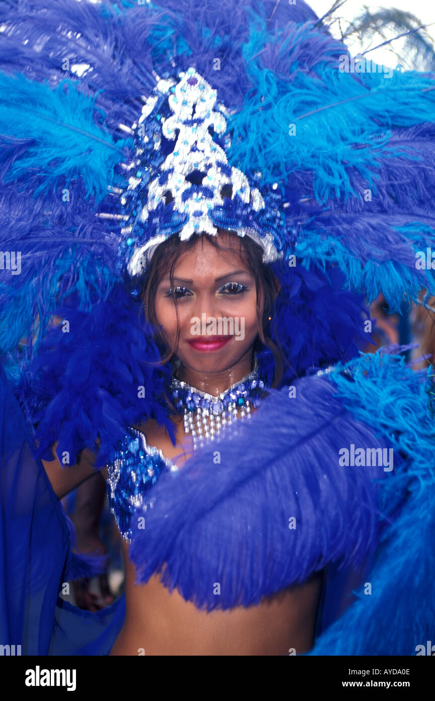 Trinidad Carnival donna in un colorato costume blu Foto Stock