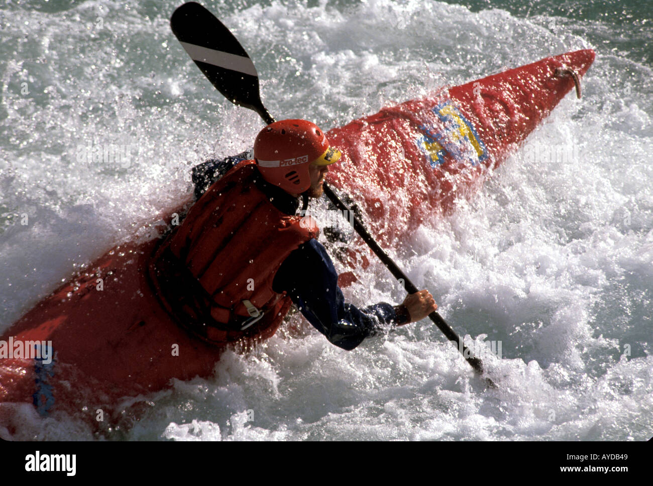 Whitewater Kayak avventura azione sfida Foto Stock
