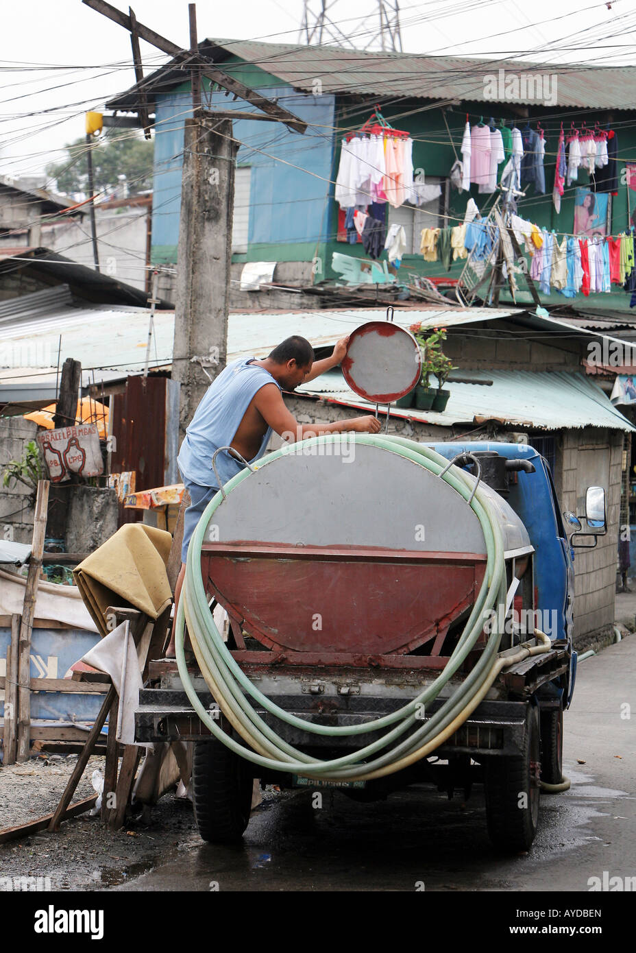 Acqua fresca è venduto da un serbatoio di acqua auto in baraccopoli trimestre Valenzuela, Manila Foto Stock