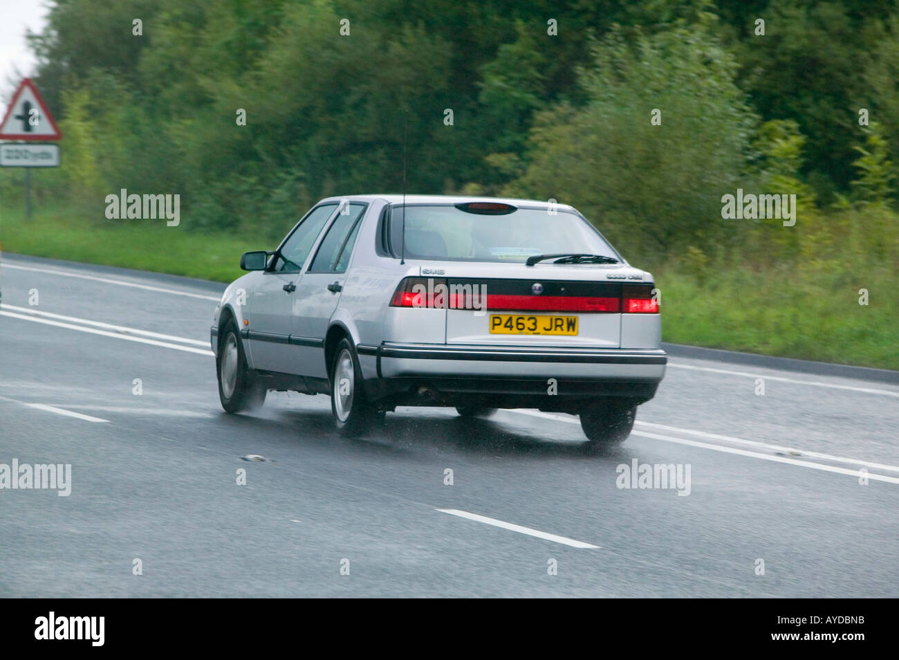 Spray da vetture guida sotto la pioggia, Cumbria, Regno Unito Foto Stock