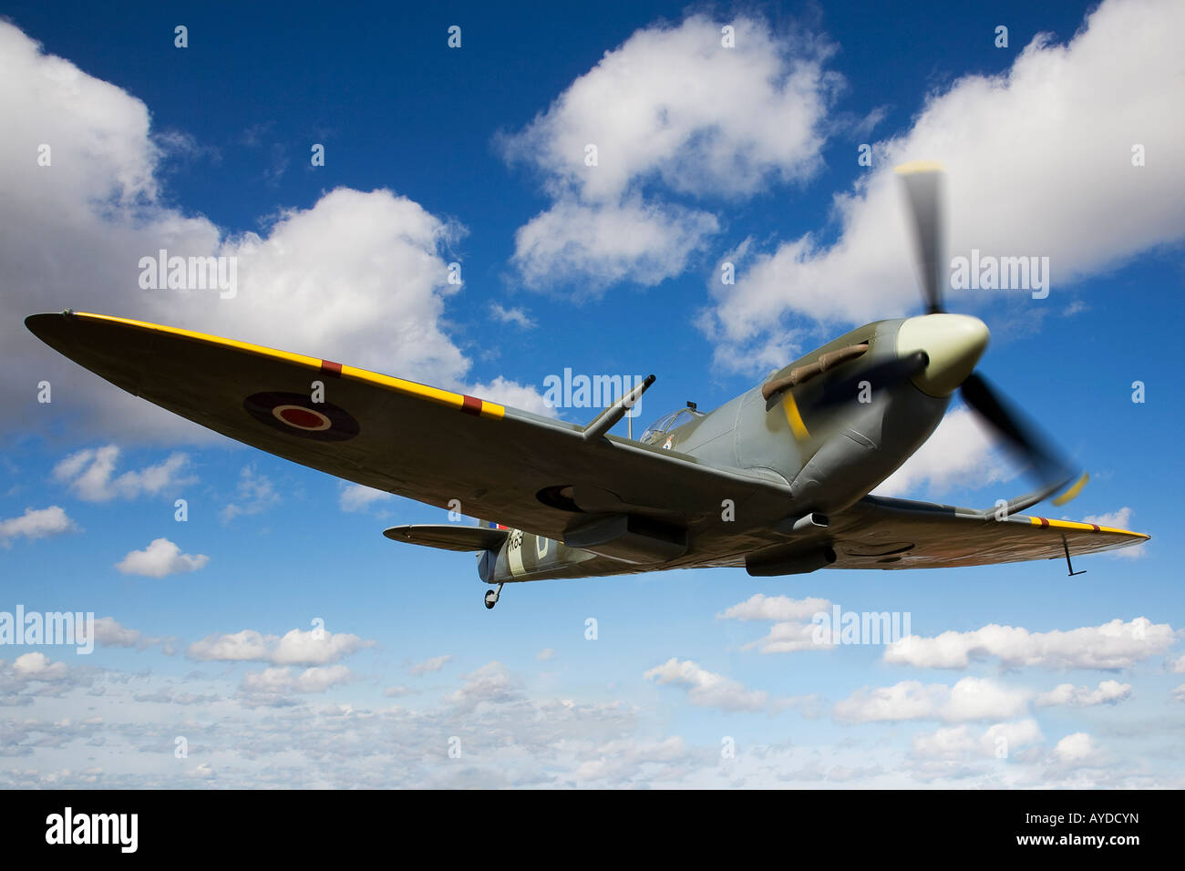 Spitfire che vola nel cielo. Una replica statica display a Thornaby, per commemorare 401 Squadron, 306 Squadron, piloti polacchi. Foto Stock