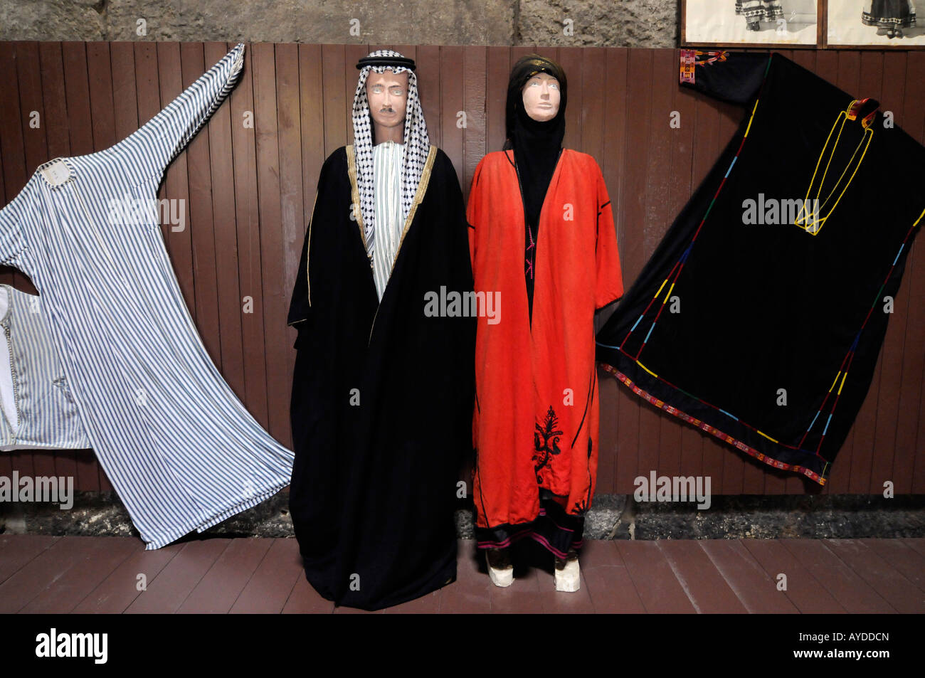 Desrt tradizionali abiti arabi sul display nel museo adiacente al sito di Bosra, nel sud della Siria Foto Stock