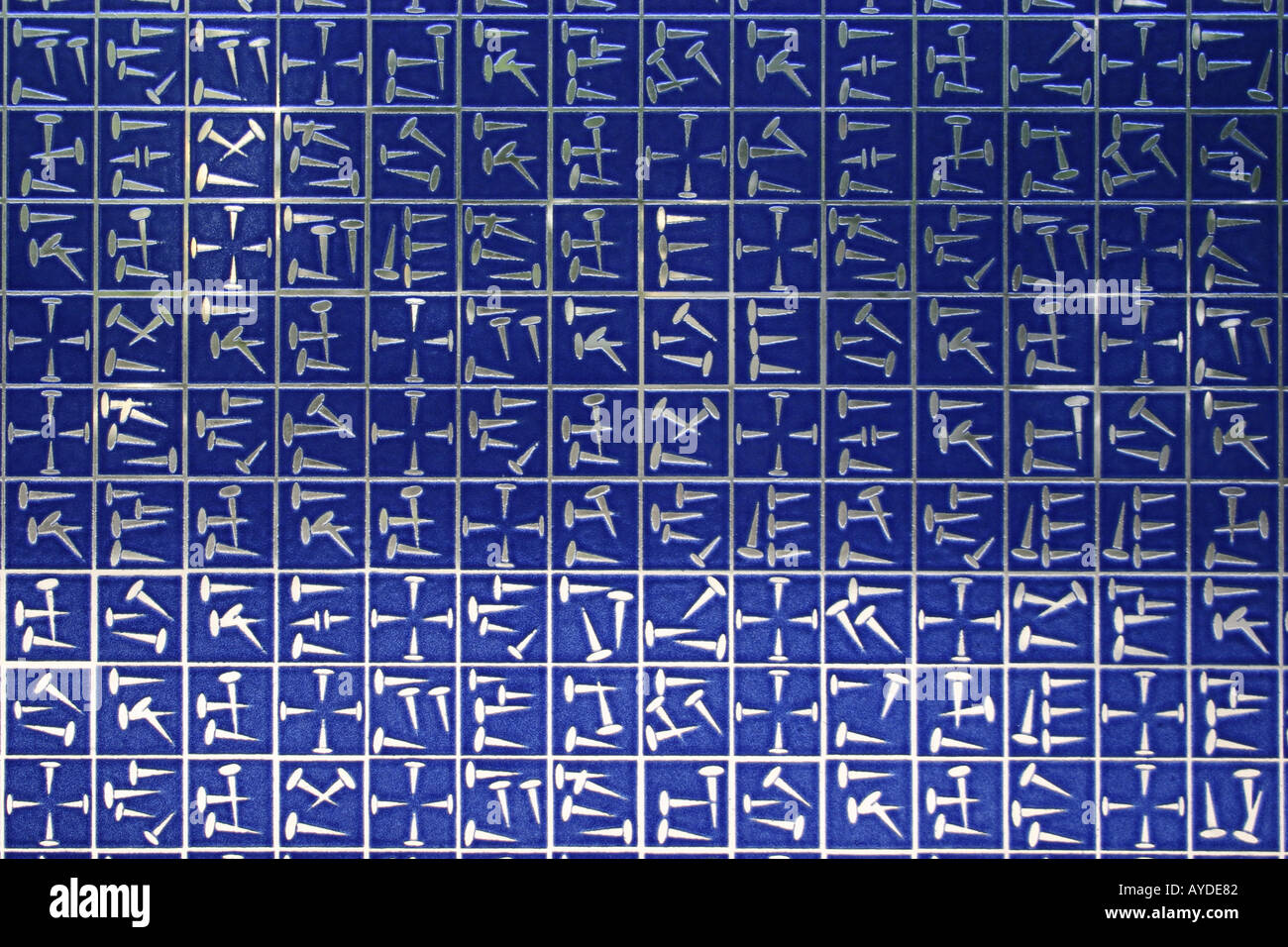 Ultra moderno cubo traslucido chiesa Herz Jesu Kirche Cuore di Gesù Monaco di Baviera Baviera Germania finestre di vetro che mostra alfabeto per unghie Foto Stock