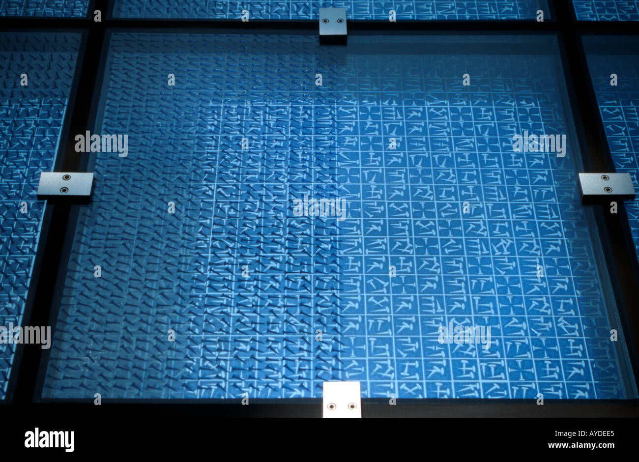 Ultra moderno cubo traslucido chiesa Herz Jesu Kirche Cuore di Gesù Monaco di Baviera Baviera finestra in vetro con alfabeto chiodo Germania Foto Stock