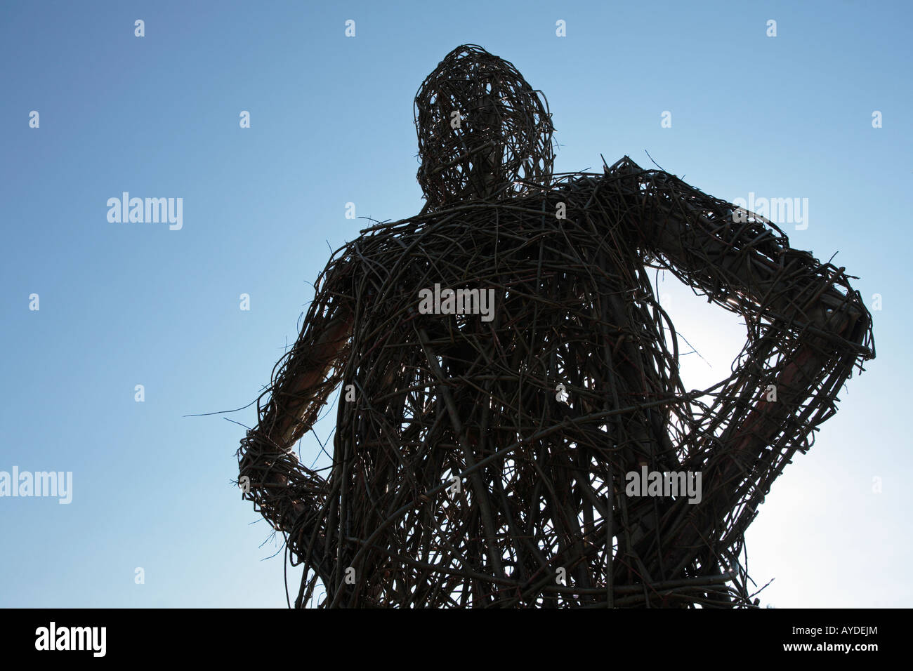 Un uomo di vimini contro un cielo blu. Foto Stock