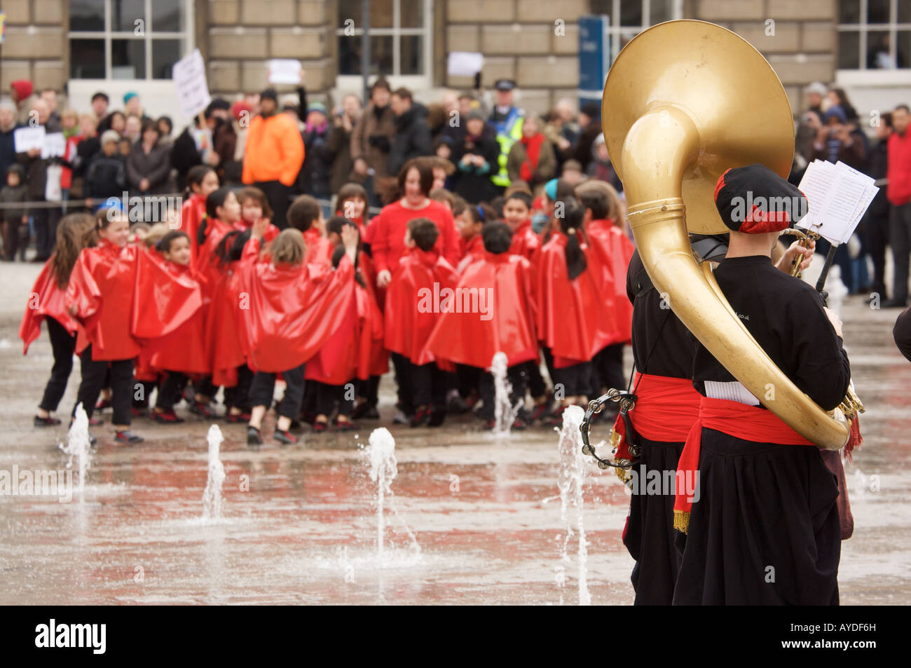 Una banda di ottoni presso la Somerset House con fontane e ballare i bambini in background. Foto Stock