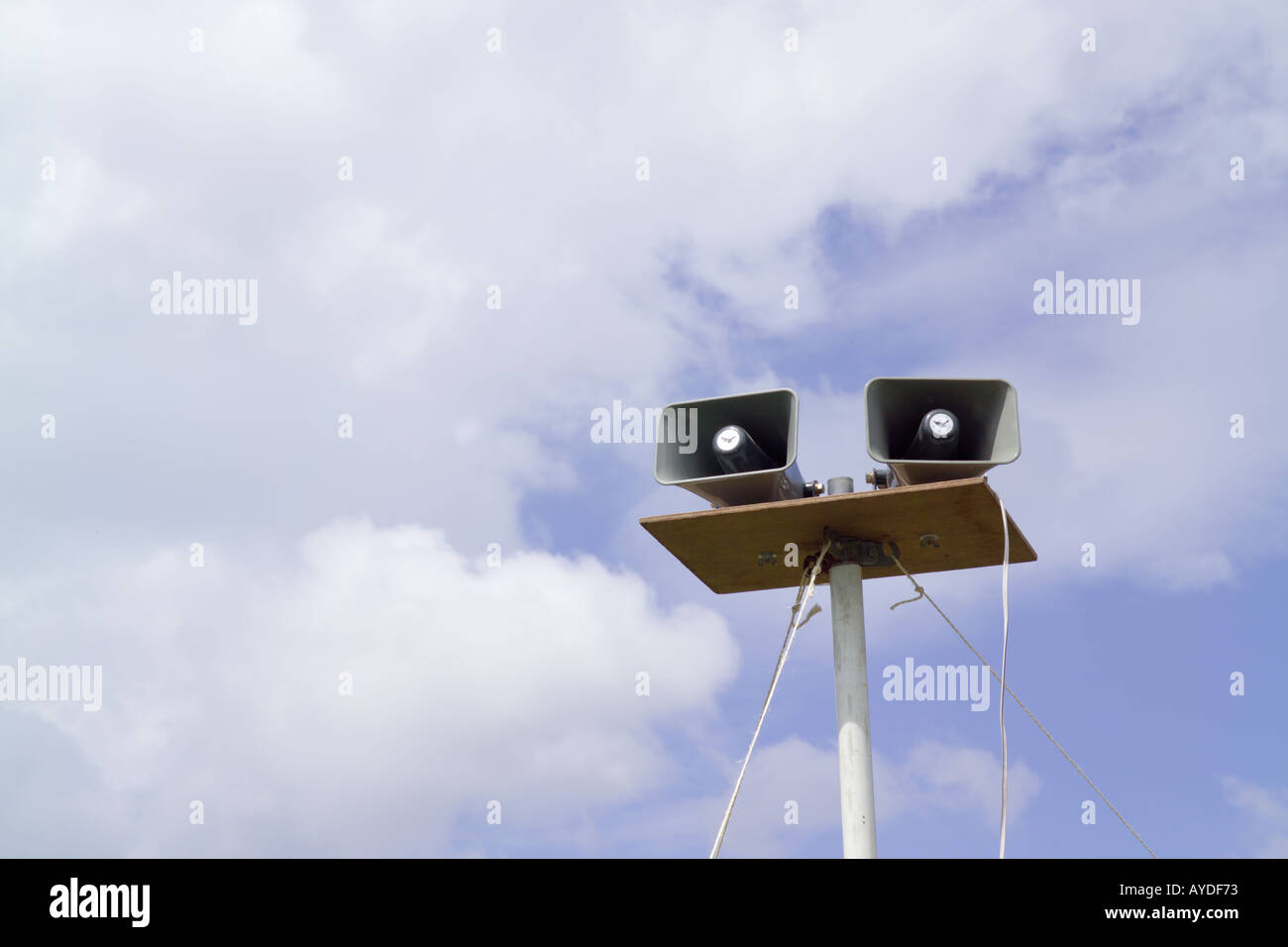 Altoparlanti su un palo con sky in background in un fete Foto Stock