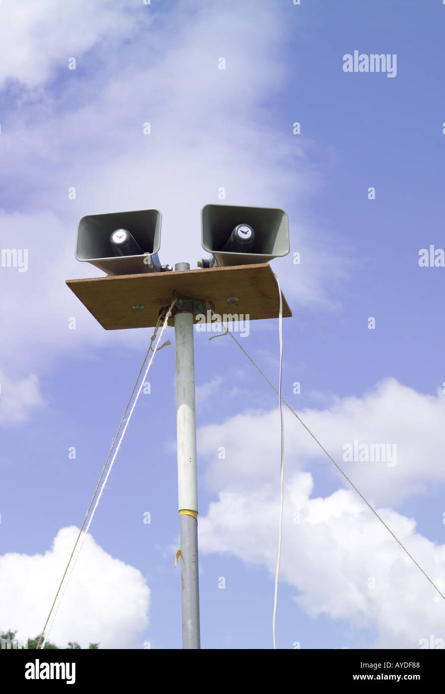 Altoparlanti su un palo con sky in background in un fete Foto Stock