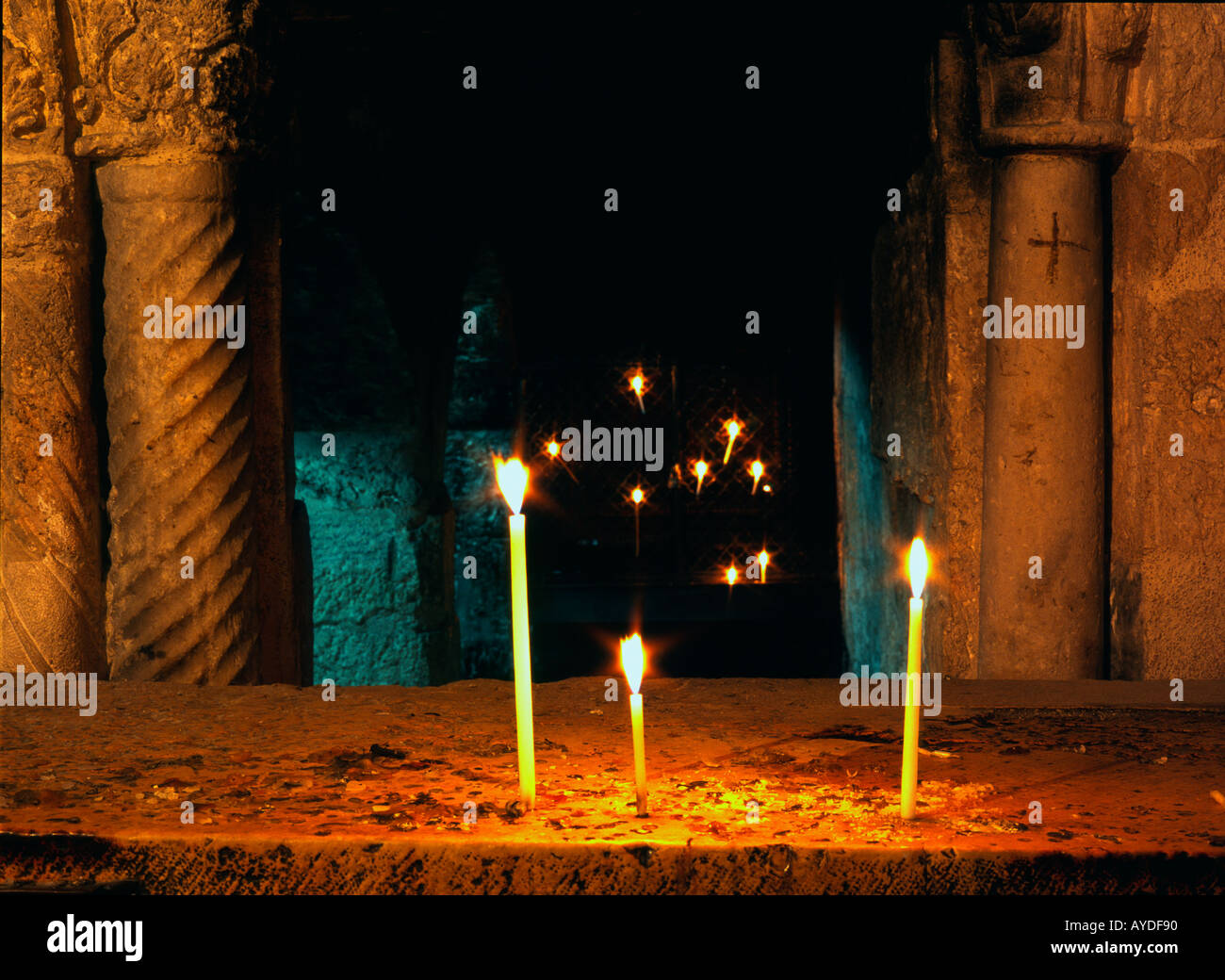 Israele Gerusalemme la città vecchia chiesa del Santo Sepolcro cappella di Adamo candele sulla bramma colonne Foto Stock