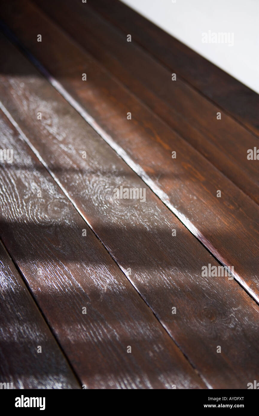 Pavimento in legno scuro di schede madri e battiscopa Foto Stock