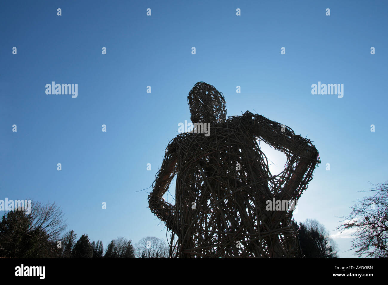 Un uomo di vimini contro un cielo blu. Foto Stock