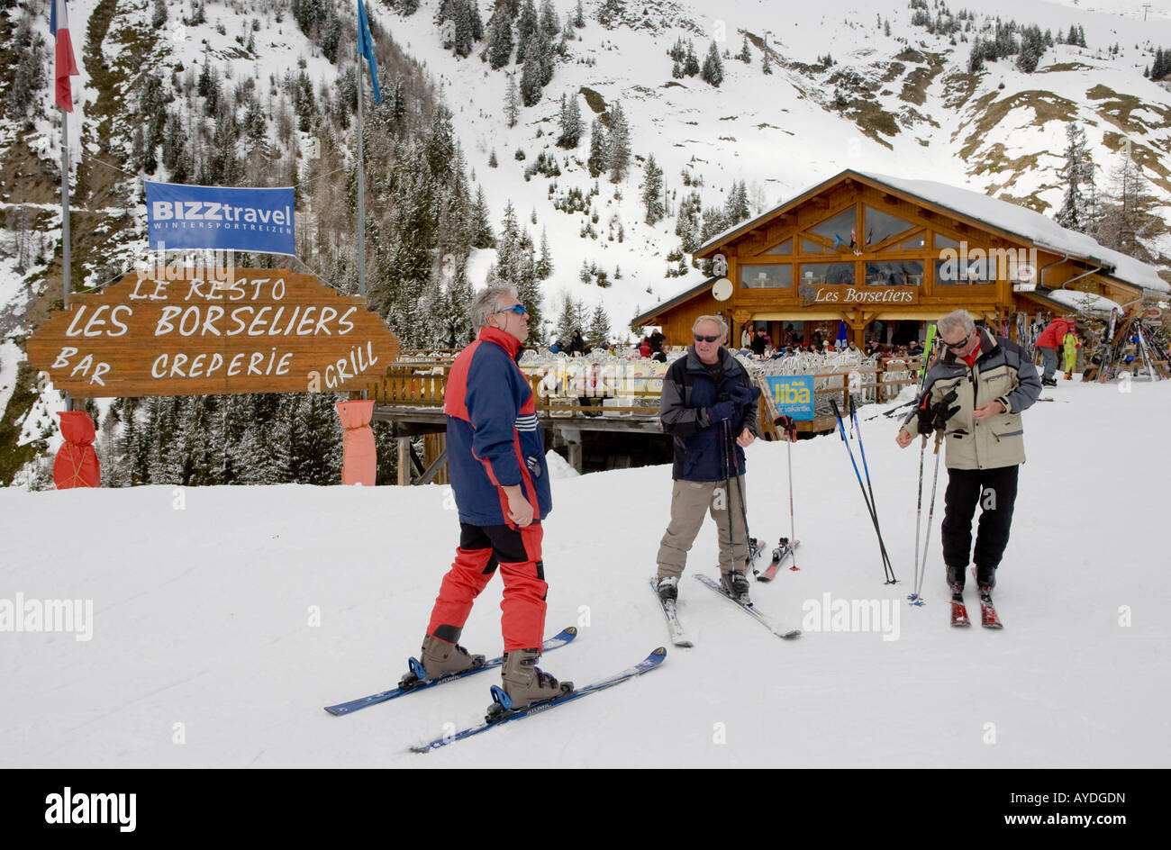 Gli sciatori fuori Les Borseliers Creperie Grill e La Plagne Alpi Francesi Francia Europa Foto Stock