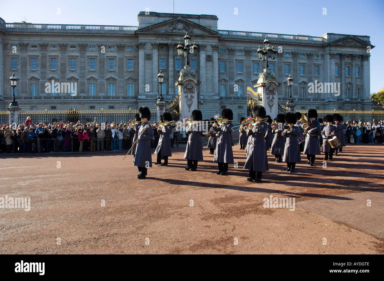 Banda di guardie lasciando Buckingham Palace dopo il cambio della guardia e marciando torna alla caserma di Wellington a Londra Foto Stock