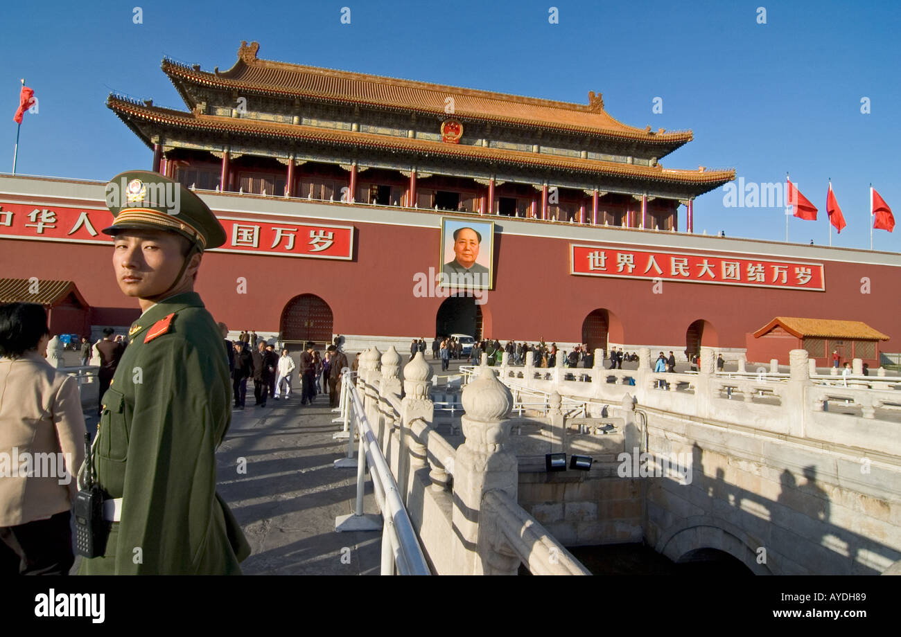 Un soldato cinese in piedi accanto alla porta di Tiananmen, a Pechino, in Cina. Foto Stock