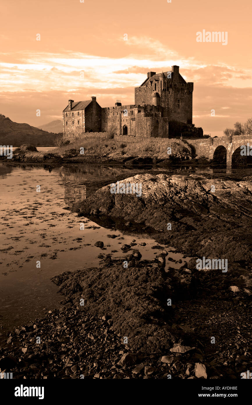 EILEAN Donan Castle sulla strada di Skye Tinta seppia Foto Stock