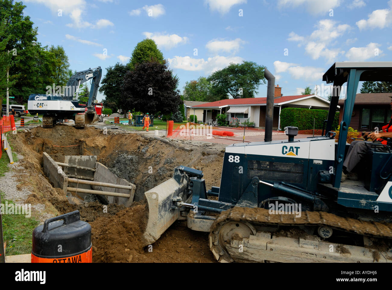 La classificazione della strada con un bulldozer a una fognatura progetto di ricostruzione nella zona suburbana di Ottawa Foto Stock