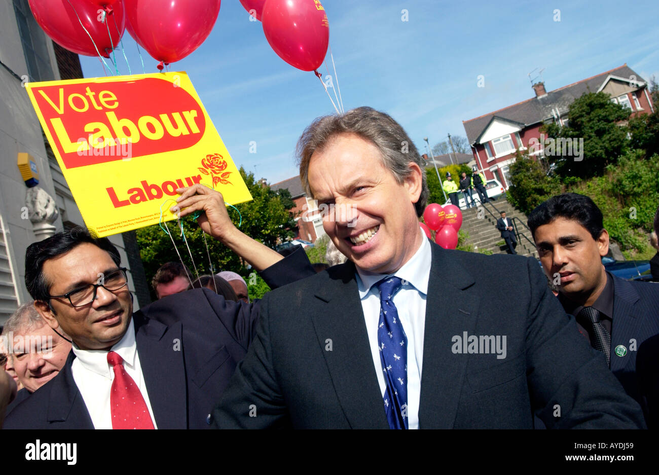 Il primo ministro Tony Blair MP per arrivare a un Partito Laburista comizio elettorale nel South Wales UK circondato da sostenitori asiatica Foto Stock