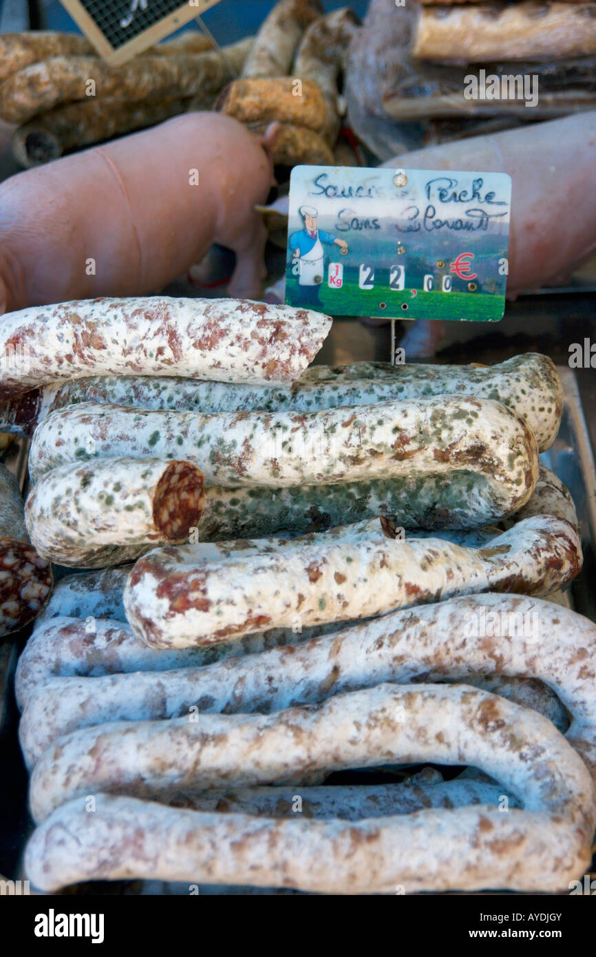 Salsiccia per la vendita su un tipico mercato francese. Foto Stock