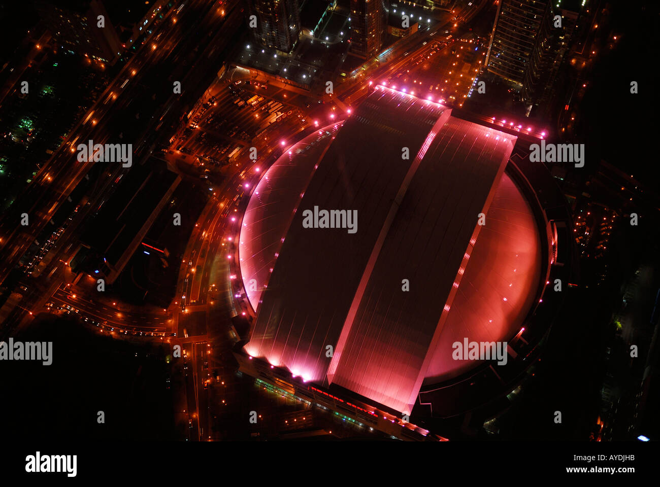 Birds Eye vista aerea di rosso Skydome Rogers Centre stadium di notte Toronto Foto Stock