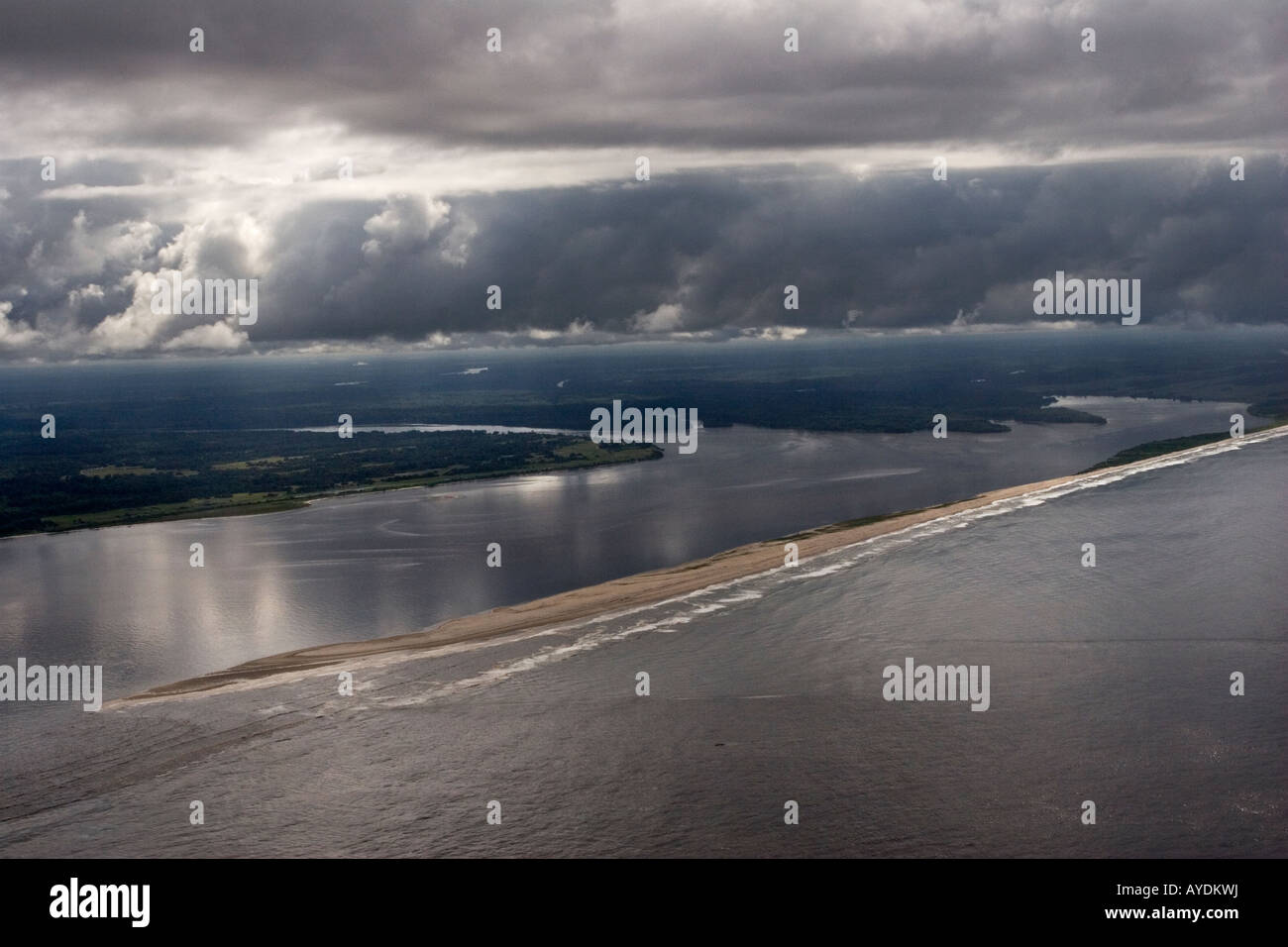 In volo per evitare di avvicinarsi tempesta tropicale. Antenna dal mare di terra di palude, estuario del fiume e della foresta pluviale africana. Sud Gabon Foto Stock