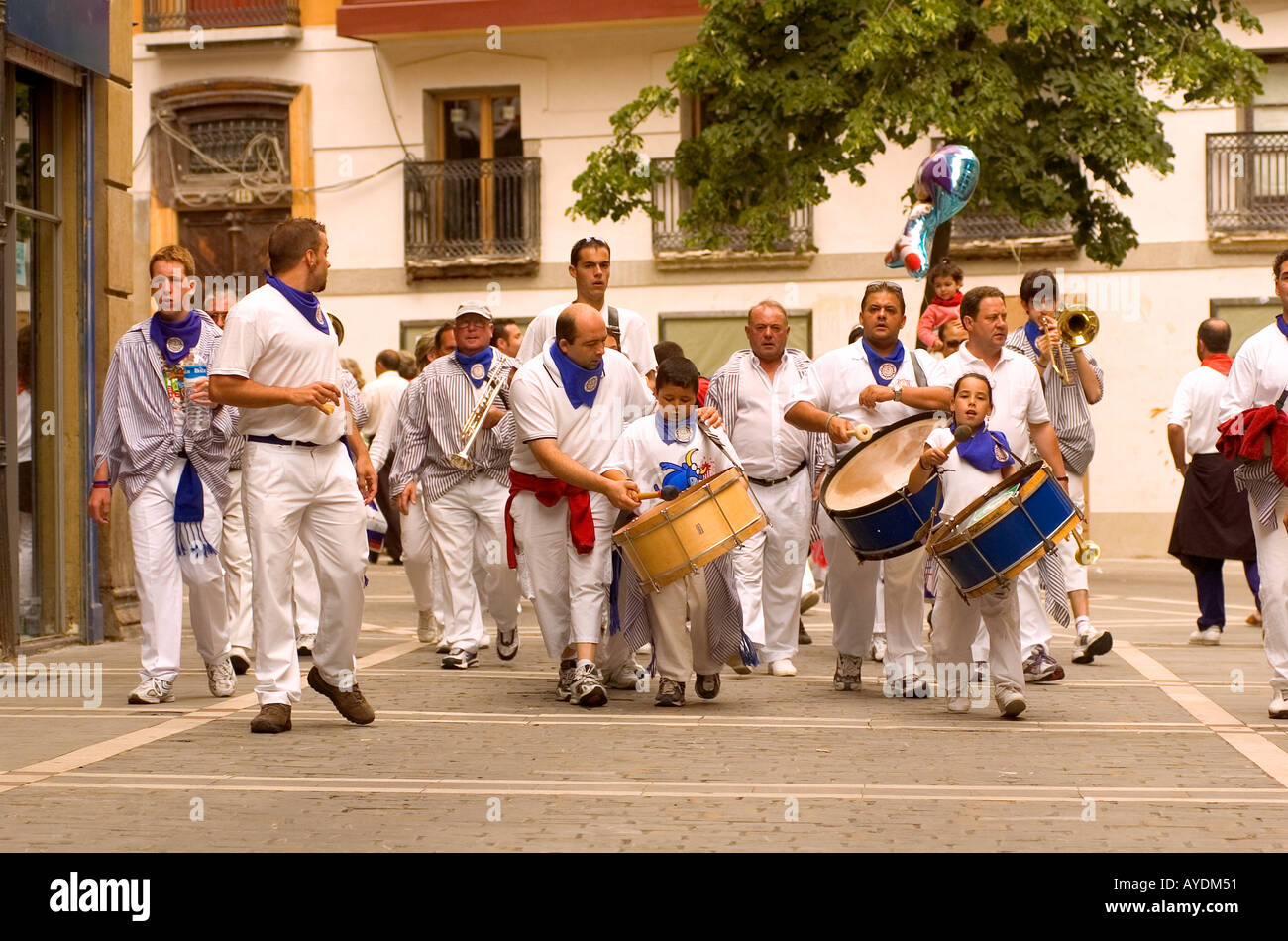 Street band durante la festa di San Fermín Pamplona Spagna Foto Stock