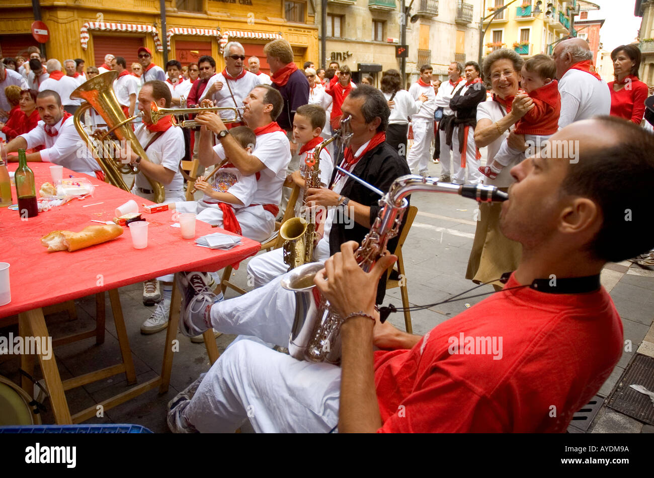 Musicisti rilassarsi e giocare dopo aver mangiato in un partito di strada durante la festa di San Fermín Pamplona Spagna Foto Stock