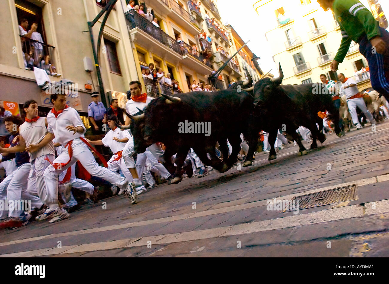 I corridori prendere parte all'encierro a Pamplona Spagna Foto Stock