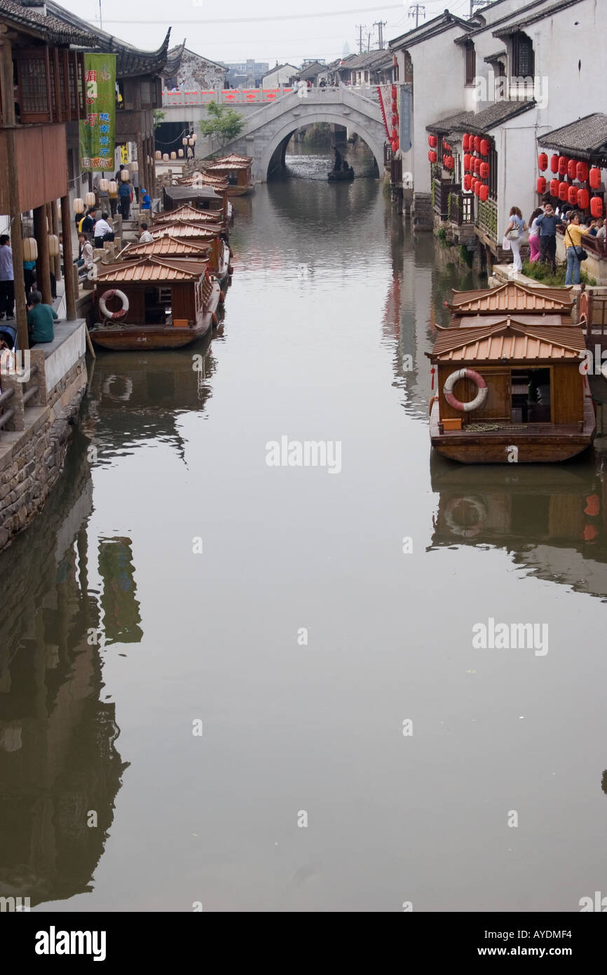 Canal area dello shopping a Suzhou in Cina una volta conosciuta come la Venezia della Cina Foto Stock