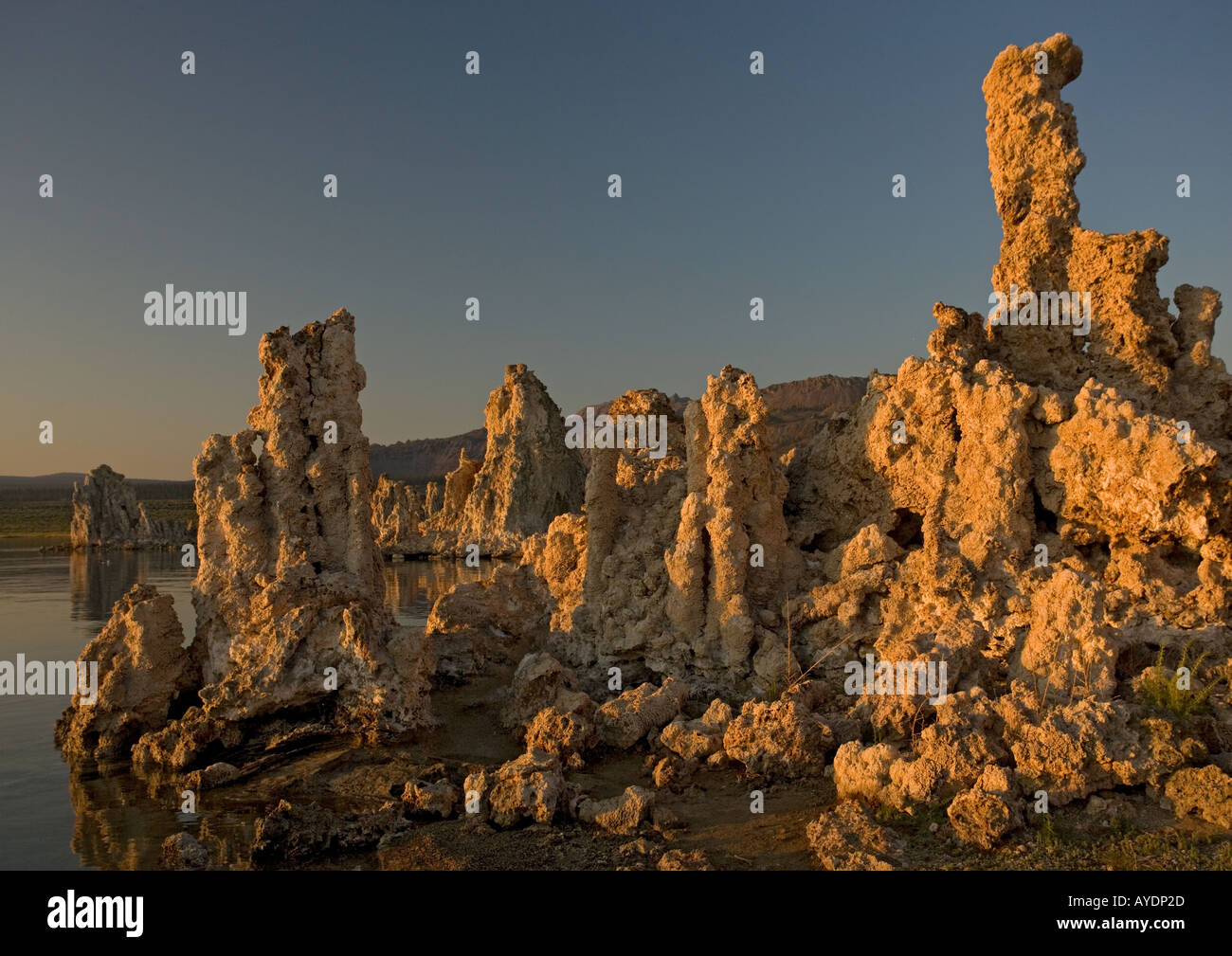 Lago mono lato est della Sierra Nevada vicino a Lee Vining a 6400 piedi famoso per i suoi pinnacoli di tufo Foto Stock