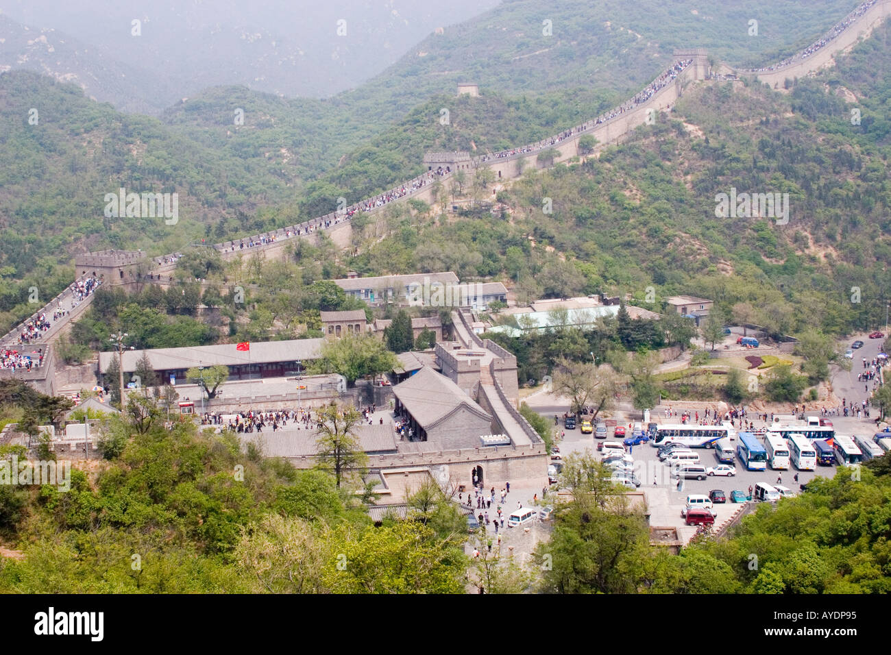 Alta angolazione del parcheggio ed ingresso alla Grande Muraglia a Badaling situato vicino a Pechino in Cina Foto Stock