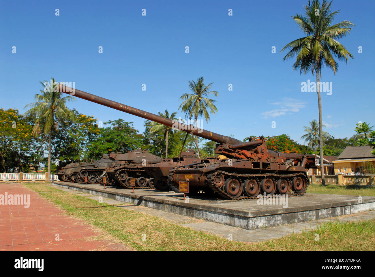 Il museo militare che mostra noi e armi sovietiche e serbatoi città di Hue Vietnam Foto Stock