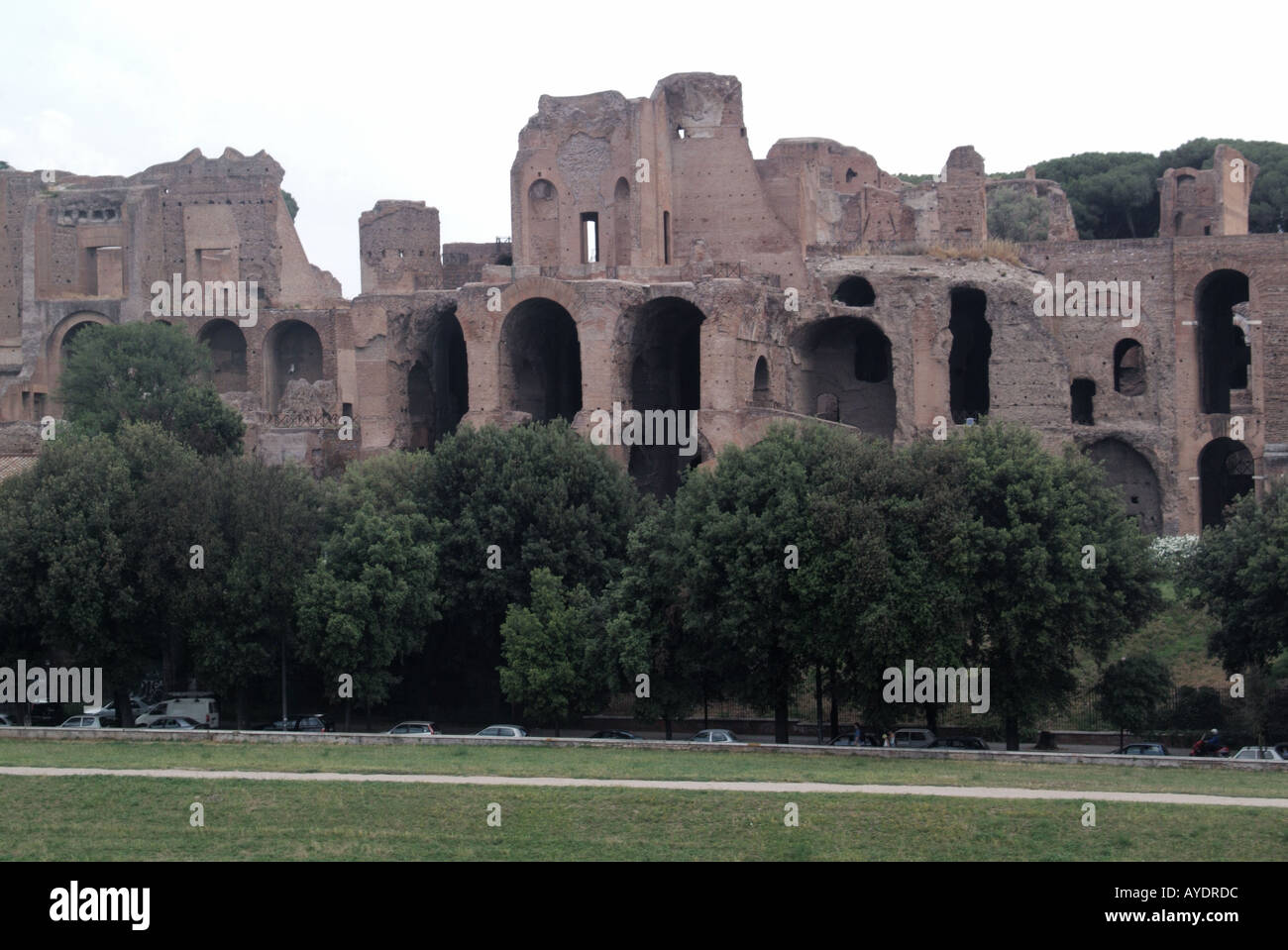 Parte delle rovine del Circo massimo e del Colle Palatino, un antico stadio romano di corse di carri e luogo di intrattenimento di massa a Roma, in Italia, UE Foto Stock