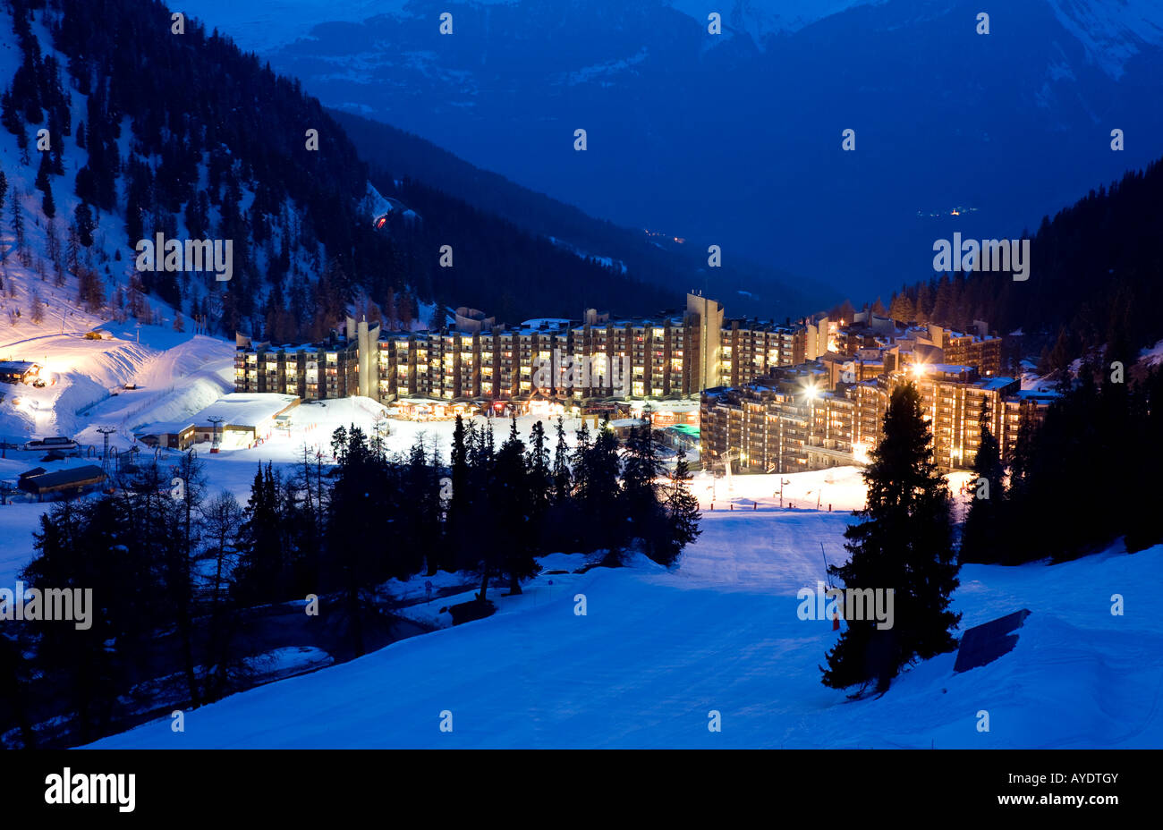 Bellcote di notte La Plagne personalizzato costruito Ski Resort sulle Alpi francesi Francia Europa Foto Stock
