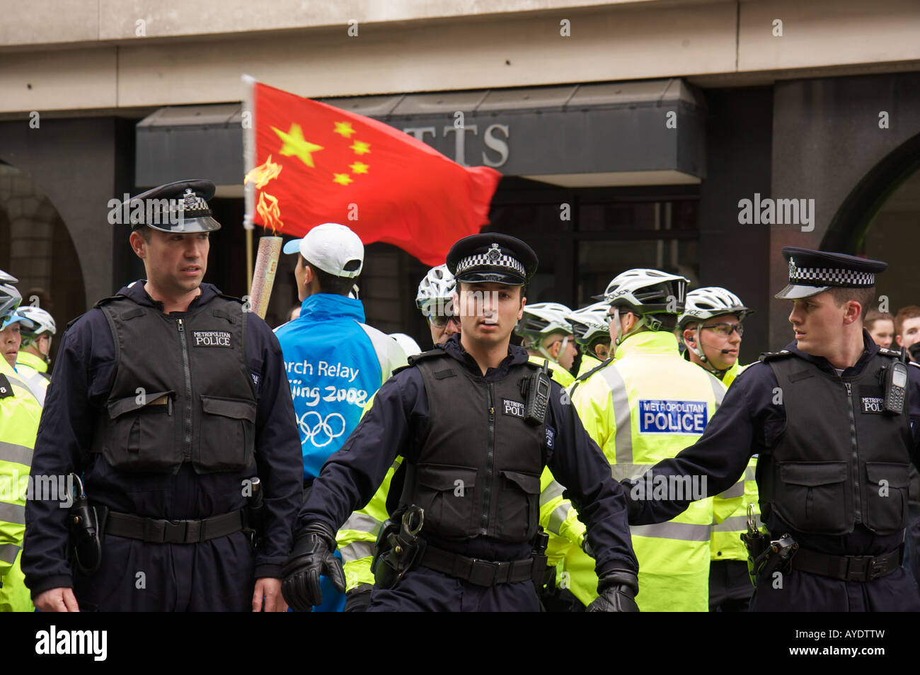 Poliziotti di guardia alla pro Tibet Pechino 2008 Torcia Olimpica protesta Foto Stock