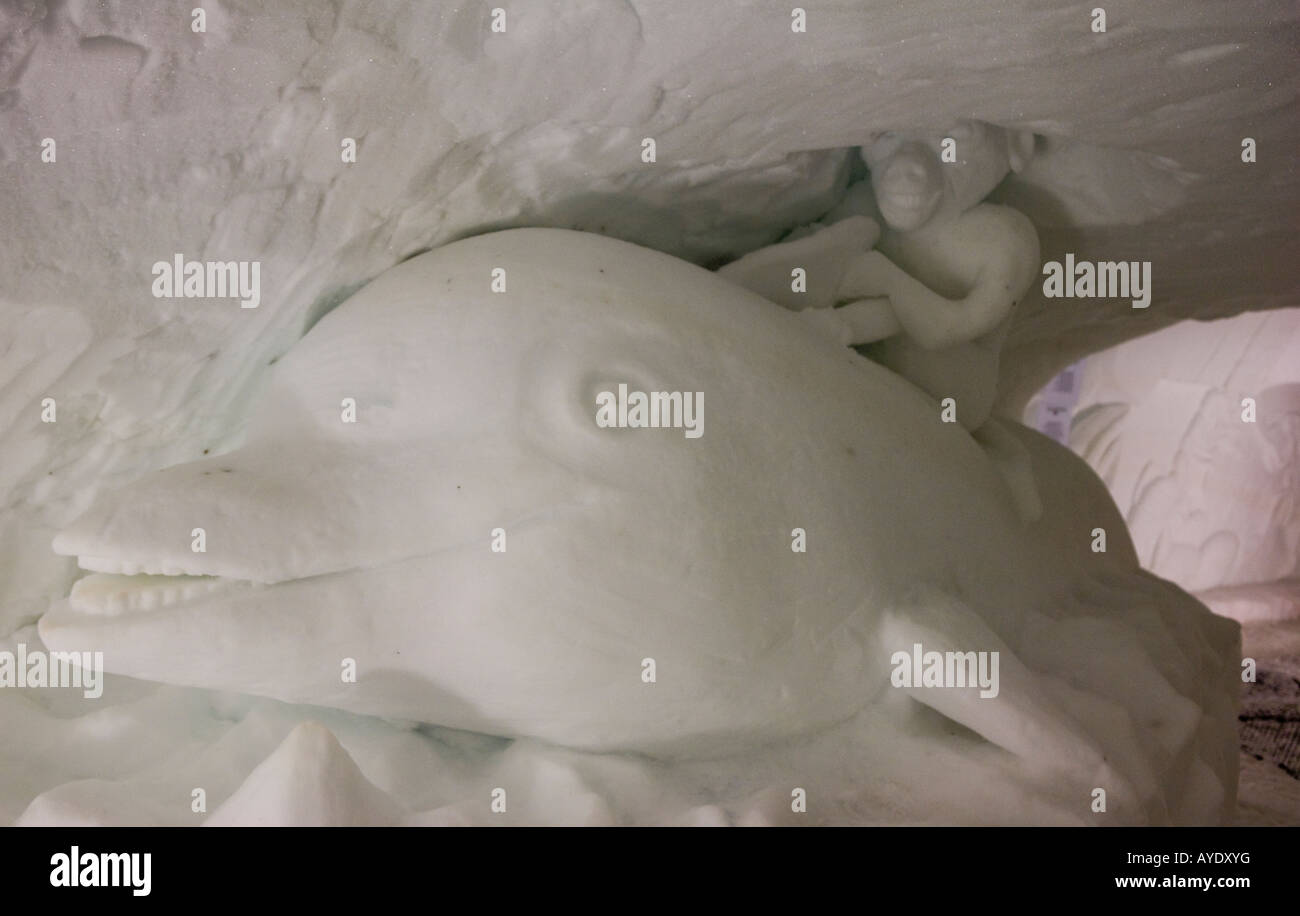 Dolphin sculture di ghiaccio in La Grotte de Glace La Plagne sulle Alpi francesi in Europa Foto Stock