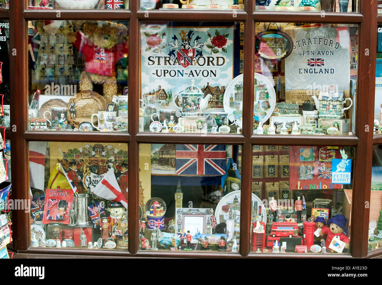 Una vetrina in Stratford upon Avon Regno Unito la visualizzazione di regali e souvenir Foto Stock
