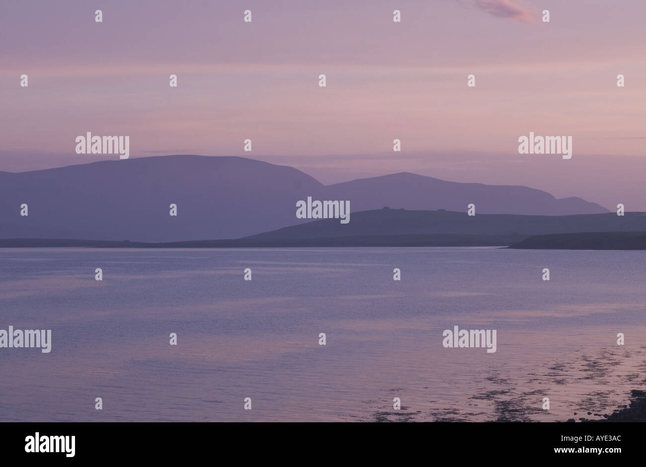 dh Misty Hoy Hills Scotland SCAPA FLOW ORKNEY ISLES Lilac rosa pastello sera chiaro cielo crepuscolo scottish tramonto mare isola vuota regno unito Foto Stock
