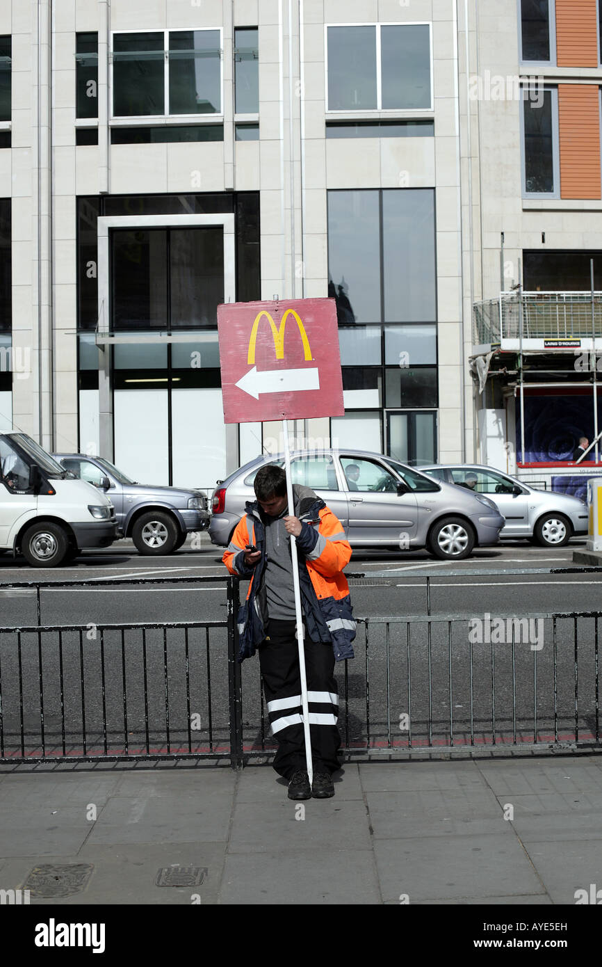 Un uomo tenendo un cartello McDonalds 04 04 2008 Fotografia di Kate Jones Foto Stock